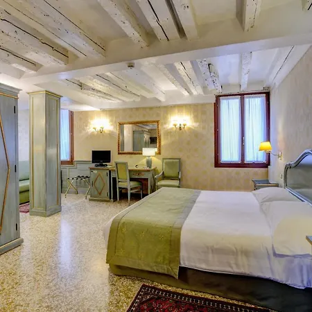 La Corte 3* البندقية