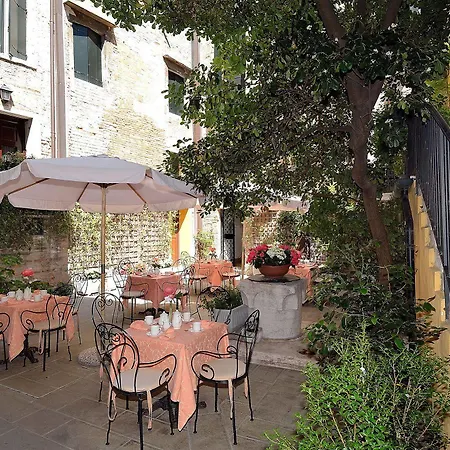 La Corte فندق مبيت وإفطار